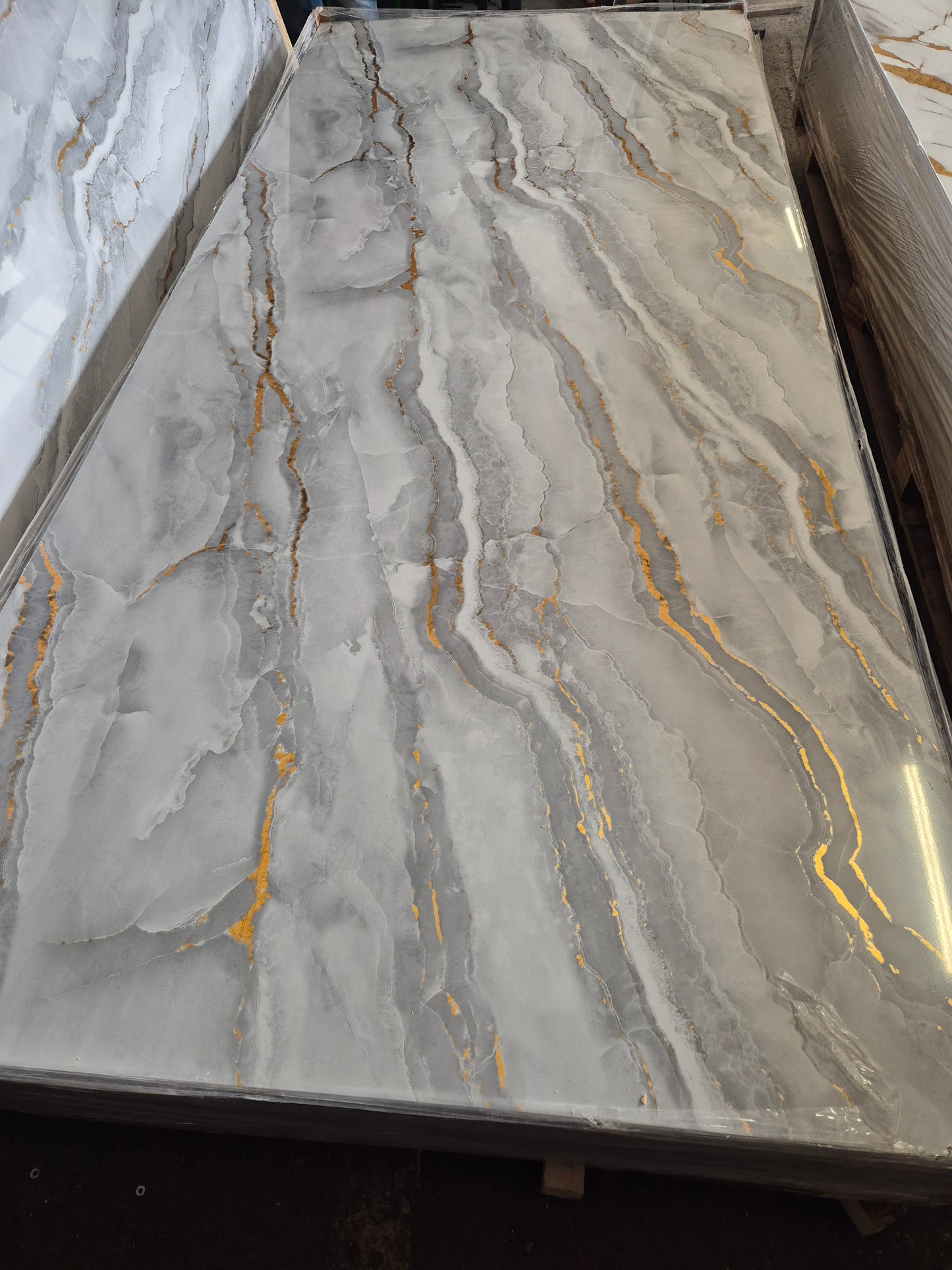 Panou Decorativ Perete - Alb-Gri-Auriu, dimensiune 2.8x1.22m